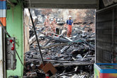 На руинах недавно сгоревшего дома