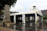 Административное здание — центр туристической информации Саравака