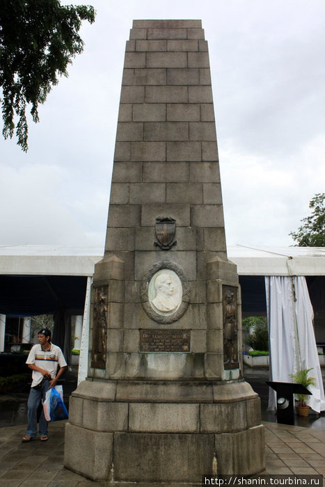 Памятник белому радже Саравака Кучинг, Малайзия