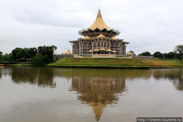 Здание парламента штата Саравак на противоположном берегу реки Кучинг, Малайзия