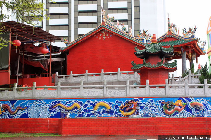 Китайский храм за стеной Кучинг, Малайзия