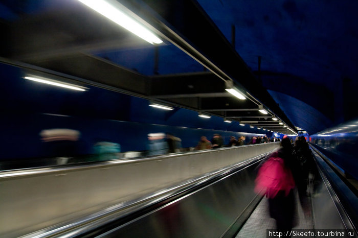 Переход между станциями с траволаторами, помогающими двигаться быстрее Стокгольм, Швеция