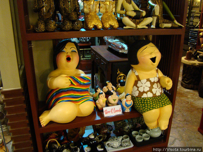 куча веселых глиняных фигурок Патонг, Таиланд
