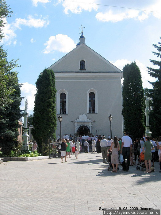 В центре Золочева на улице Григория Сковороды расположена православная церковь Воскресенья Господнего. Золочев, Украина