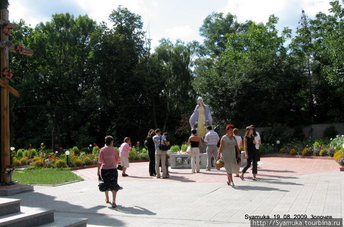 Рядом с церковью — скульптурное изображение Девы Марии. Золочев, Украина