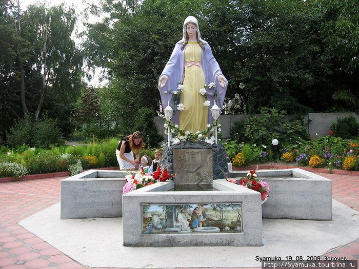 Рядом с церковью — скульптурное изображение Девы Марии. Золочев, Украина