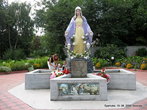 Рядом с церковью — скульптурное изображение Девы Марии.