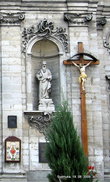 Костел выполнен в стиле барокко с многочисленными скульптурными изображениями святых (в нишах установлено пять каменных скульптур), с барельефами, с часами на башне и колоколом.