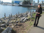 Каменные символы Ванкуверской Олимпиады на берегу бухты Фолс Крик