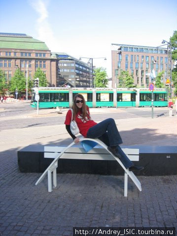 забавные скамейки — рядом с Киасмо (музеем современного искусства) Хельсинки, Финляндия