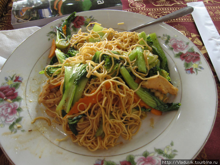 Похожая на доширак лапша и шпинат — обычное блюдо Вьетнам