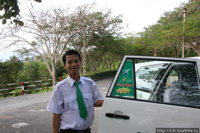 Таксистов Mai Linh можно отличить по зеленому галстуку. Вьетнам