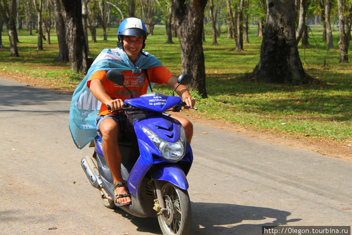Объехать город легче на мопеде или велосипеде Сукхотай, Таиланд