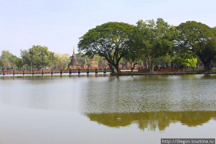 Озеро в древней столице Сукхотай, Таиланд