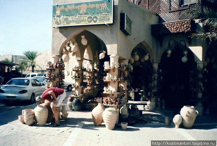 Туристический рынок Низвы. Лучший сувенир — конечно же, кувшин. А в этом кувшине, пожалуй, прятался Буратино. Низва, Оман