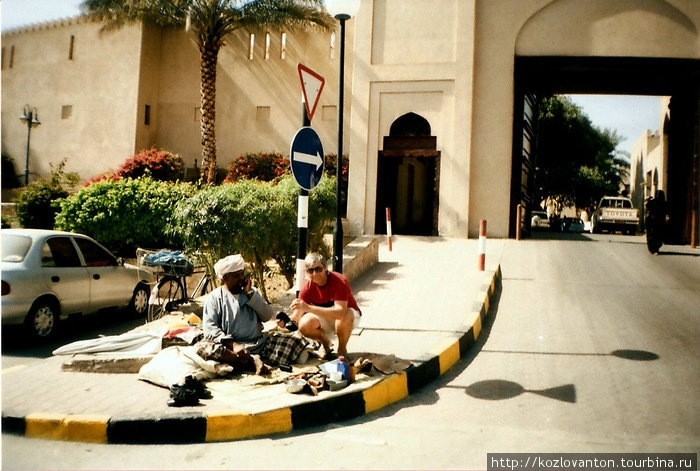 Местный уличный башмачник — настоящая экзотика для приезжих туристов. Низва, Оман