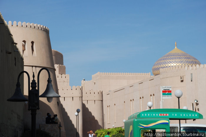 Неприступные стены средневековой крепости Низвы. Низва, Оман