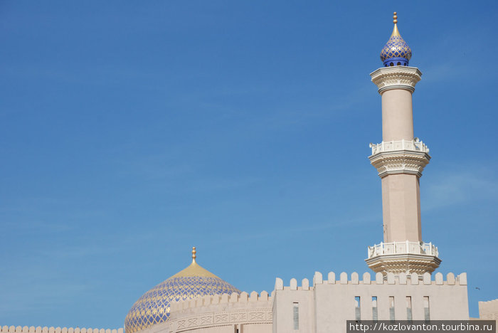 Купол мечети султана Кабуса — легко узнаваемый символ Низвы. Низва, Оман