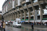 А ведь вдоль стадиона это очередь в кассы за билетами на матч с Севильей. До касс метров 300!
