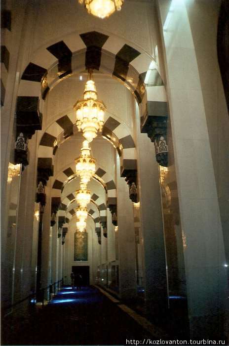 Внутреннее убранство мечети. Маскат, Оман