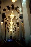 Внутреннее убранство мечети.