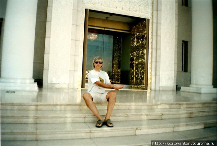 На ступенях здания национального банка Омана. Двери банка инкрустированы узором из чистого золота. Стоимость такого украшения — 7 миллионов долларов. Маскат, Оман