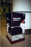 Сборы помощи народу Палестины. Такие ящики установлены в крупных универмагах Маската.