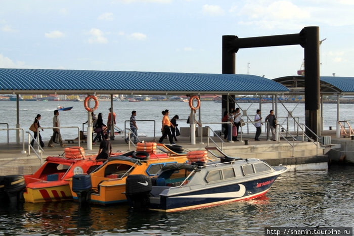 Лодки у пристани Бандар-Лабуан, Малайзия