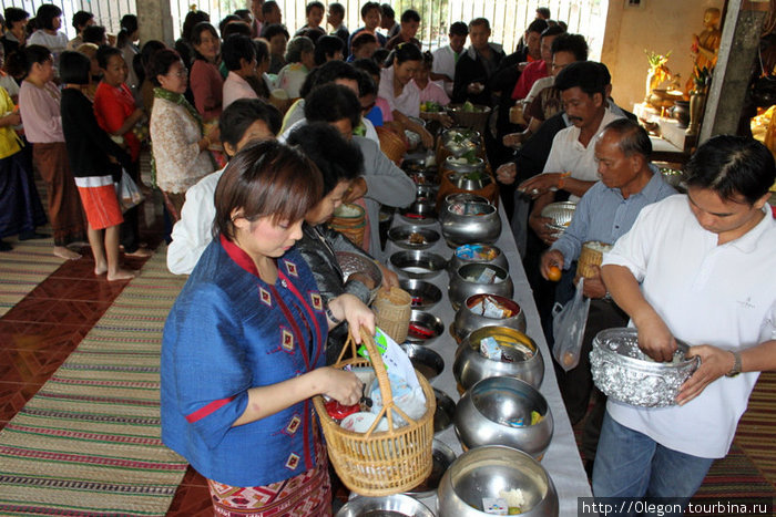 После того,как еда будет на общем столе, её передадут монахам Таиланд