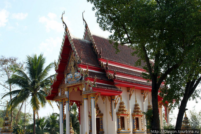 В Тайланде все храмы очень красочные Таиланд