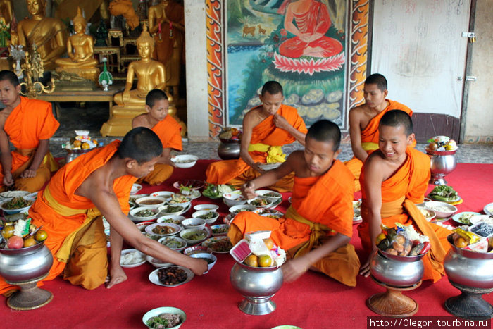 После освящения еды монахи приступают к еде Таиланд