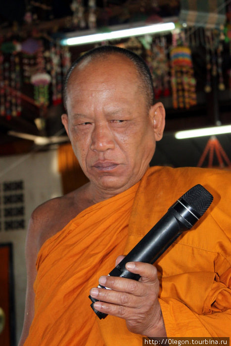 Главный монах имеет рассудительный взгляд на жизнь Таиланд
