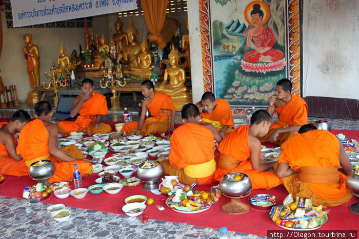 Монахи трапезничают Таиланд