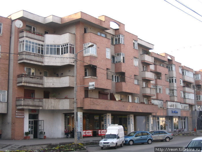 Архитектура жилых зданий социалистической эпохи словно соревнуется по уродливости со своими советскими собратьями...
