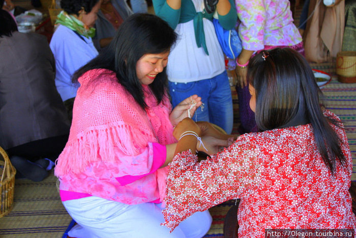 После церемонии единения нить пускают на браслеты, которые приносят удачу Таиланд