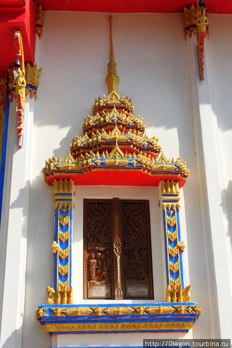 Такие красочные окна у тайских храмов Таиланд