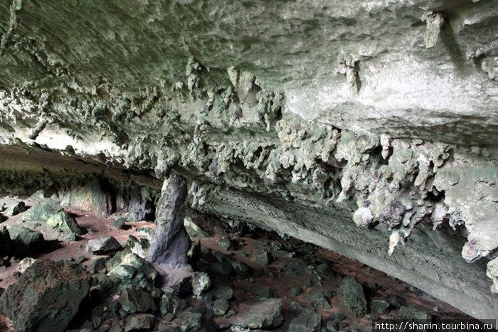 Сталактиты в пещере Мири, Малайзия