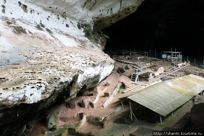 Археологические раскопки в Великой пещере Мири, Малайзия