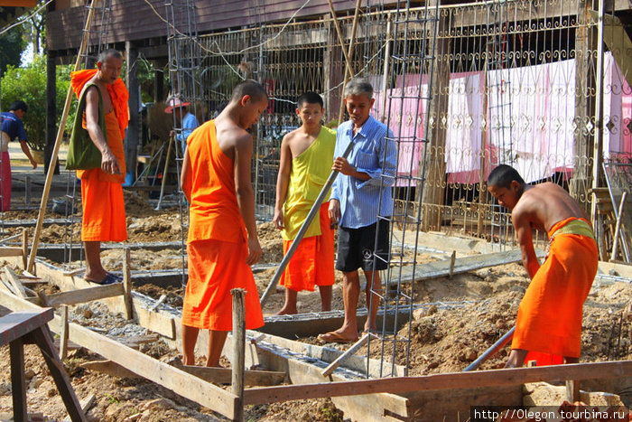 Молодые монахи строят себе храм Таиланд