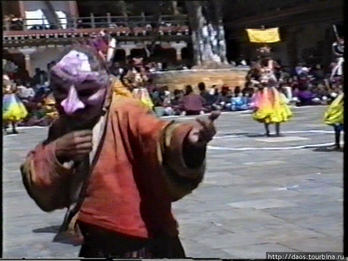Шут передразнивает танцоров Вангди-Пходранг, Бутан