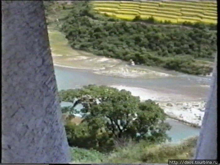 Вниз с утёса х до реки далеко падать Вангди-Пходранг, Бутан