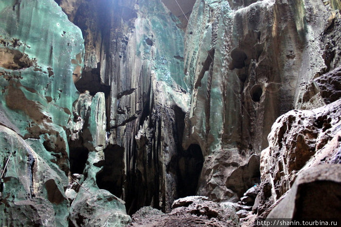 В Великой пещере Мири, Малайзия