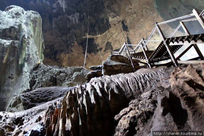 Лестница в Великой пещере Мири, Малайзия