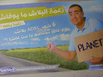 Тунисский плакат гласит- автостопом по планете