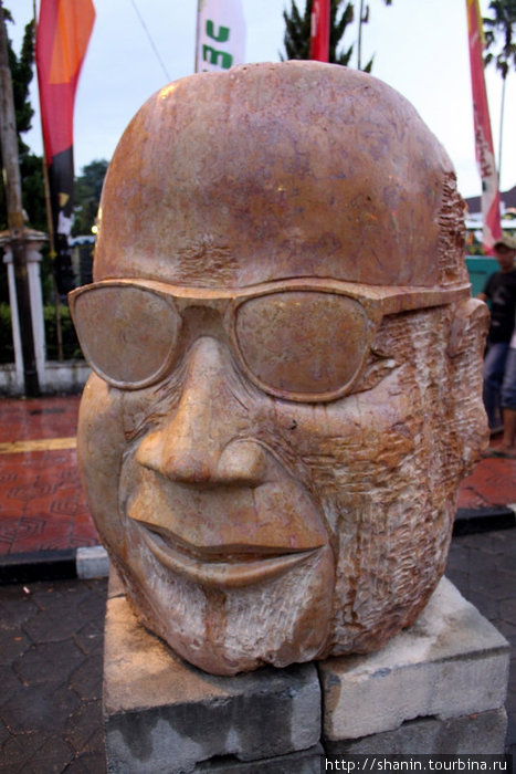 Гигантская голова на улице города Джокьякарта, Индонезия