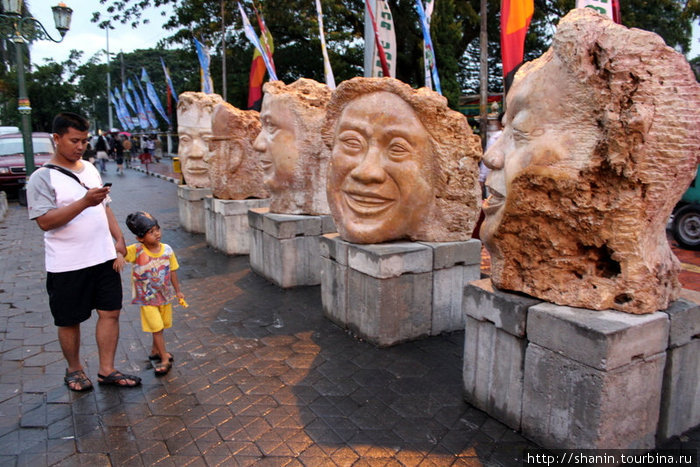 Пять огромных голов Джокьякарта, Индонезия