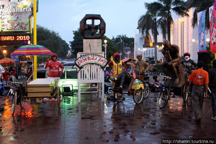 Произведения искусства под дождем Джокьякарта, Индонезия