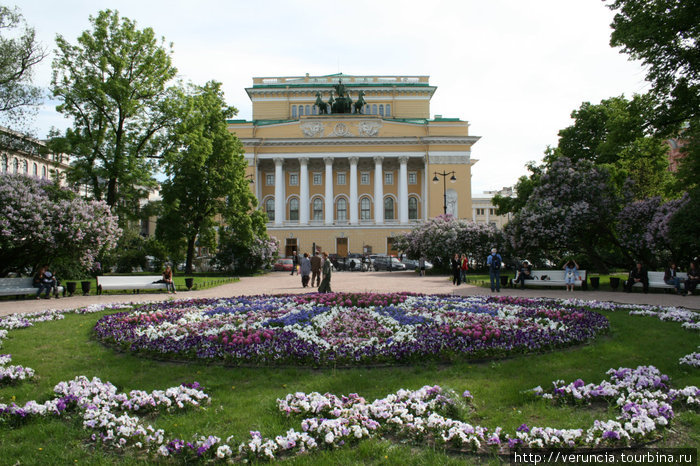 Александринский театр и Катькин сад весной Санкт-Петербург, Россия