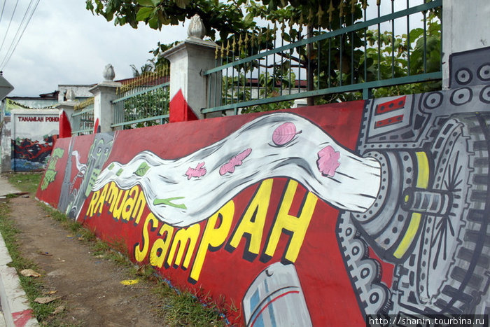 Длинный рисунок на длинной стене Джокьякарта, Индонезия