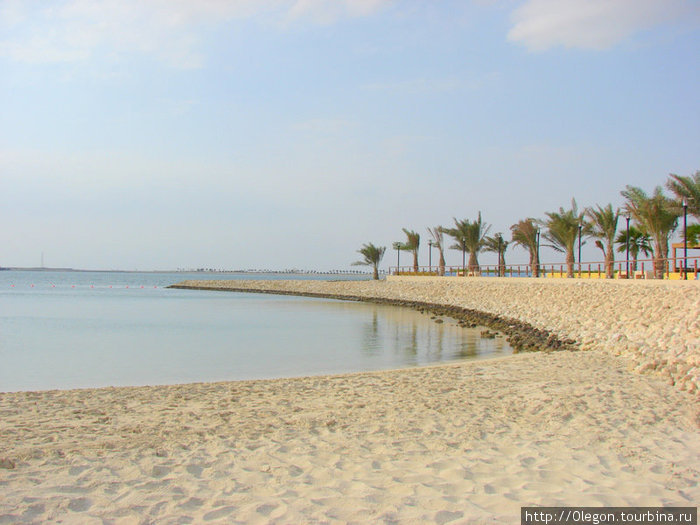 Пляж с привозным белым песком Бахрейн